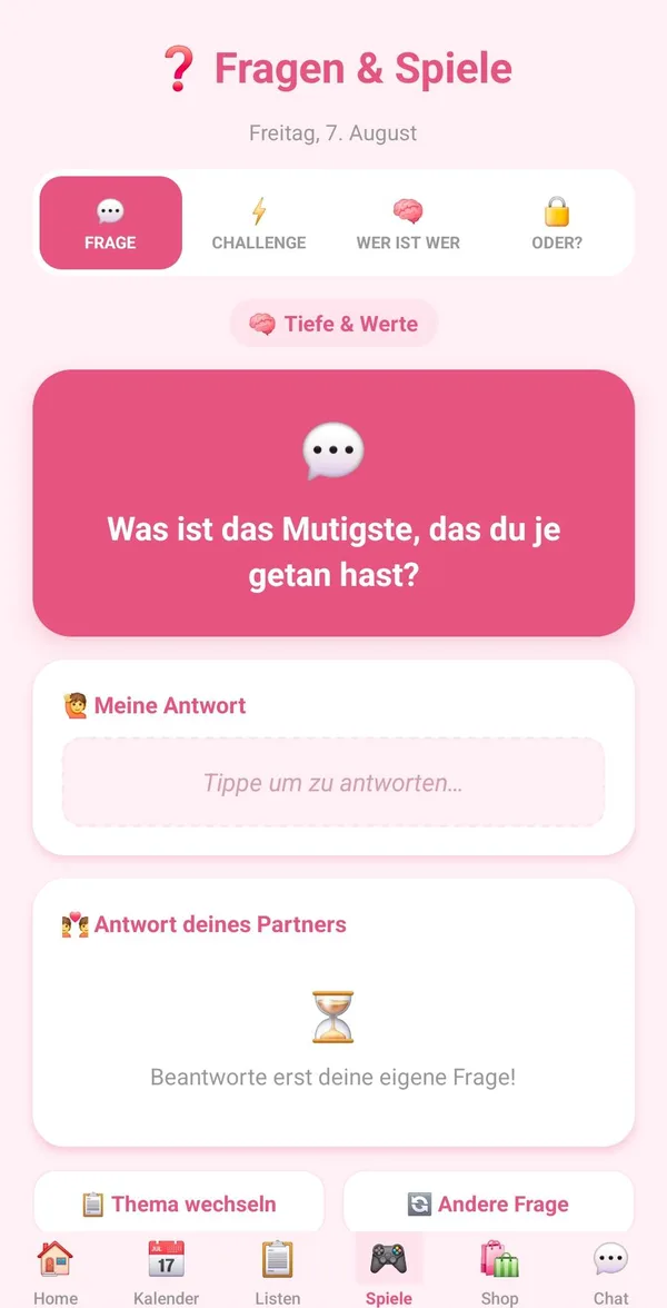 Ourly auf einem Android-Smartphone: die Tagesfrage „Was ist das Mutigste, das du je getan hast?“ mit Feldern für die eigene Antwort und die des Partners.